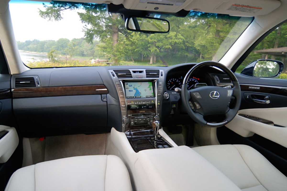 レクサスLS600hL“後席セパレートシートpackage”（4WD/CVT）【ブリーフ 