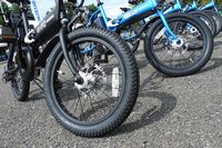 乗り心地や段差の乗り越えなどに配慮し、タイヤにはベース車より太いものを採用。それでも、人力走行時に「ペダルが重くてしんどい」といったことはなかった。