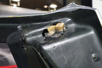 「マツダRX500」の、はね上げたドア後端の裏側にグリーンやイエローのペイントの痕跡がポツポツと見える。