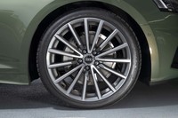 試乗車はオプションの19インチタイヤ＆ホイールを履いていた（標準は18インチ）。タイヤの銘柄は「ブリヂストン・ポテンザS001」。