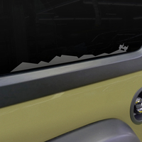 リアウィンドウには山の稜線（りょうせん）を走るウィリスMBのシルエットが描かれたデカールが貼られる。