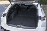 後席の背もたれをすべて倒したときの荷室容量は1634リッター。背もたれに連動して座面が沈み込むため、床面はおおむねフラットだ。