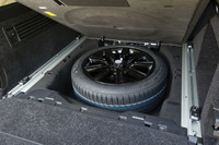 ラゲッジルームの床下にはフルサイズのスペアタイヤ（オプション）が収納される。銘柄は「グッドイヤー・イーグルF1アシメトリックSUV」で、サイズは275/45R21。
