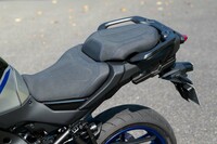 シートの位置は2段階で調整可能だが、こうした機種のご多分に漏れず、高いほうでは860mm、低いほうでも845mmと、いささか高めだ。