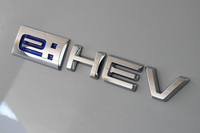 今回の改良では、パワートレインやシャシー関連の変更はアナウンスされていない。WLTCモード燃費は、「エアー」同士の比較で13.9km/リッターから13.2km/リッターと、純エンジン車が総じてややダウンしている。