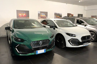 納車を待つ新型「クリオ」。後方の写真パネルにはカザーリ氏の勇姿が。