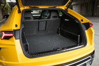 4人乗り仕様のラゲッジルームの容量は574リッター（5人乗りは616リッター）。トランクスルー機構は備えているが、リアのシートバックは倒せない。