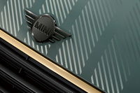 ストライプをモチーフとしたグラフィックが、ルーフとボンネットに備わる。エンブレムなどがブラック仕上げとなる「ピアノブラックエクステリア」も標準で採用されている。