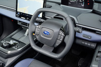 液晶メーターの見やすさなどに配慮して採用された異形のステアリングホイールだが、切り返しの際などにはハンドルの持ち替えを迫られたりして、操作性はいまひとつな印象だった。