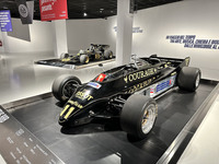 1981年「ロータス88B」。モノコック＋フローティングマウント式カウルでダウンフォース向上を狙った「ツインシャシー」を採用。しかしレギュレーションに合致せずと判断され、実戦参加はかなわなかった。