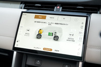 ナビやオーディオのみならず、空調、ドライブモード、電動パワートレインの制御と、すべての操作を担うこととなったタッチ―スクリーン。機能を呼び出したり、階層を下って操作画面を探したり……。正直にいって、操作性はいささかわずらわしいものになった。