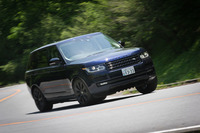 動力性能は、0-100km/h加速が7.9秒で、最高速度が209km/h。2.5t近い車重を感じさせない加速をみせる。