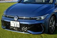 従来モデルから意匠が変更されたフロントマスク。アッパーグリル上部のラインに加え、中央の「VW」エンブレムにもイルミネーションが採用された。