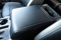 こうご氏が心奪われた、超巨大センターコンソール……というかアームレスト。下は、座ったままではしまったものを取り出せないほどの（経験談）、深さのある収納ボックスになっていた。