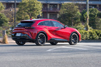 足まわりはフロントがストラットでリアがマルチリンク。後輪操舵の「DRS」も備わっている。