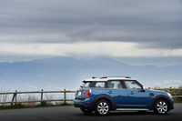 先代に比べて、ボディーサイズは全長が195mm、全幅が30mm、全高が45mm拡大した。ホイールベースも80mm長くなっている。