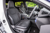 シートはブラックのウルトラスエード表皮とブルーステッチで仕立てられている。運転席／助手席のいずれにもヒーターとベンチレーション機能が内蔵される。ブラックのルーフライニングも通常のモデルにはない「RZ450e“Fスポーツ パフォーマンス”」専用のアイテムだ。