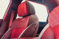 シートは、ダイヤモンドキルトに加えて、新デザインのコントラストステッチが特徴となる。