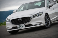 フロントマスクでは、グリルの形状をドットを並べたようなメッシュタイプに改めたほか、より大胆なメッキ装飾が施されている。