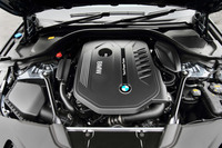 「540i」の3リッター直6ターボエンジンは、従来モデル（535i）より34ps高い340psの最高出力と、5.1kgm大きい45.9kgmの最大トルクを発生する。