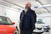 若き日のアンドレア氏は百科事典の営業で社会人としての一歩をしるしたが、自動車への情熱が捨てがたく、この道に入った。すでに26年のキャリアを誇る。