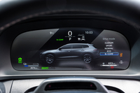 ドライブモードには「リアコンフォート」モードを搭載。サスペンションのセッティングが変わるだけでなく、後輪操舵の「DRS」が低速域でも前輪と同位相に動くようになる。