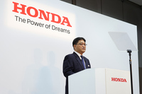 ホンダの二輪事業戦略について説明する竹内弘平副社長。