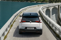 新型「C5エアクロス」のリアビュー。ボディーサイズは先代モデルよりもひとまわり大きくなり、全長×全幅×全高＝4655×1905×1710mmで、ホイールベースは2790mmとなる。