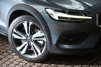 「T5 AWDプロ」のタイヤサイズは235/45R19（写真）。「T5 AWD」には、やや細身で偏平率の大きな215/55R18サイズのタイヤが装着される。