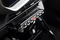 スクリーンの下部にはエアコンやハザードなどのスイッチが鍵盤状にならべられる。その上部にエアコンの温度調整などのタッチスイッチが備わっているのは、初期型「2008」には見られないポイントだ。