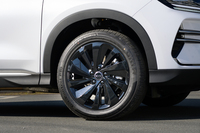 タイヤ＆ホイールは前後とも19インチ。この試乗車はインドネシアのメーカー、Giti（ジーティー）タイヤの「ジーティー コントロールP10」を履いていた。