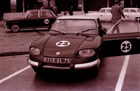 パリサロンのテストデー。試乗の舞台は、モンレリーサーキットの大バンクを含めたフルコースである。ランチではワインが供され、午後には小クラッシュが続発した。（写真＝KY）