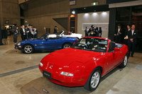 手前から、初代「ロードスター」と、2代目に設定された「10周年記念車」、3代目に設定された「20周年記念車」。