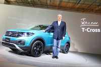 フォルクスワーゲン グループ ジャパンのティル・シェア社長と「Tクロス」。