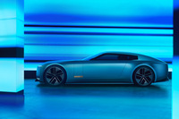 サイドビューでは、極端なロングノーズ・ショートデッキのプロポーションが目を引く。