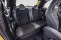 ガソリンエンジン車の「フィアット500」より20mm長い2320mmのホイールベースを採用しているが、2人乗車の後席空間に大きな変化は感じられなかった。