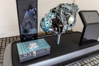 「アルカナ」のパワーユニット（写真右）と、車体後方に搭載される容量1.2kWhのリチウムイオンバッテリー（写真左）のカットモデル。