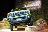 2018年7月5日に行われた発表会において、演壇の脇に展示された4代目「スズキ・ジムニー」。