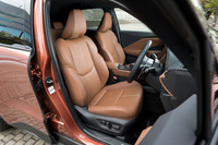 シート表皮はセミアニリン本革で、“クール”とは背もたれ中央の装飾も異なる。内装色は「ブラック」と「サドルタン」（写真）から選択可能だ。