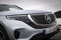 ヘッドランプとグリルが一体になった、特徴的なフロントマスク。ランプにはブルーのアクセントが添えられている。