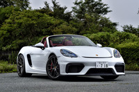 2019年7月19日に「ポルシェ718ケイマンGT4」とともに日本導入が発表された「718スパイダー」（写真）。前者は1259万9074円、後者は1237万5000円という価格設定である。