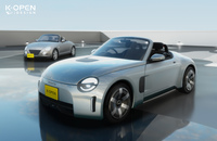 ダイハツ提供の「コペン」の広報画像。初代コペンとのツーショットというのが泣かせる。