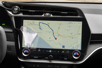 ダッシュボード中央には14インチの大型タッチスクリーンを搭載。わずかながらドライバー側に傾けられている。