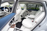 2列目シートは3人掛けのベンチタイプ。キャプテンシートなどのよりラグジュアリーな仕様は「メルセデス・マイバッハ」が担うことになるだろう。