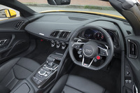 コックピット周辺部は、ドライバーの操作を優先した“モノポストデザイン”が採用されている。日本仕様車のハンドル位置は、左右ともに選択できる。