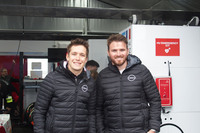 日産フォーミュラEチームのサッシャ・フェネストラズ選手（写真左）とオリバー・ローランド選手（同右）。