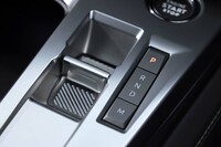 プジョーだけでなくシトロエンやDSブランドでも広く使われる小さなレバー式のシフトセレクター。トランスミッションはアイシン製の8段AT。