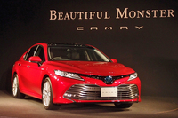 新型「カムリ」のデビュー時には、斬新なデザインに加えて、「BEAUTIFUL MONSTER」のキャッチコピーも大いに話題になった。（写真＝webCG）