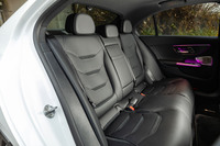 駆動用リチウムイオンバッテリーは後席の後ろに搭載されている。キャビン側にはこれによる影響がなく、スタンダードな「Cクラス」と同じように使える。