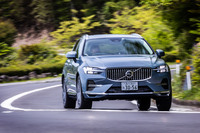 「XC60リチャージプラグインハイブリッドT6 AWD」では、前輪をエンジンが、後輪をモーターが駆動する四輪駆動システムが採用される。